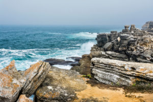 Europa, Portugal, Region Centro, Halbinsel von Peniche, Miradouro de Remedios, Gesteinsformationen an der Felsenküste Europa, Portugal, Region Centro, Halbinsel von Peniche, Miradouro de Remedios, Gesteinsformationen an der Felsenküste